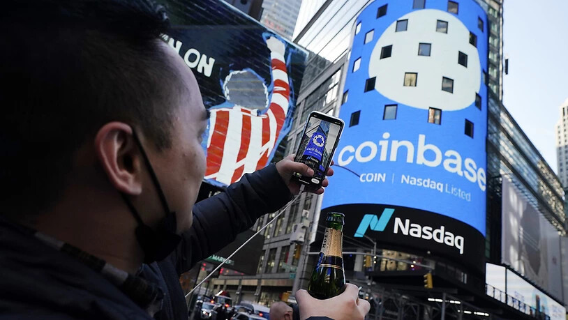 Die Champagnerlaune ist verflogen: Eine Coinbase-Werbung am Times Square in New York vor rund einem Jahr. (Archichbild)