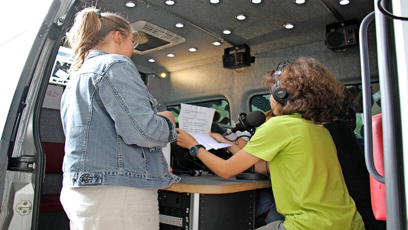 Letzte Vorbereitungen: Das Moderationsteam gibt letzte Anweisungen, dann schliesst sich die Tür und die Sendung beginnt.