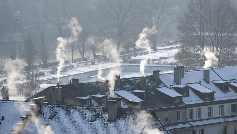 Rauchende Schornsteine an einem Wintertag in Bern: Das Heizen von Wohngebäuden mit festen Brennmaterialien wie Holz oder Kohle ist eine Hauptquelle der Aerosolverschmutzung in Europa. (Archivbild)