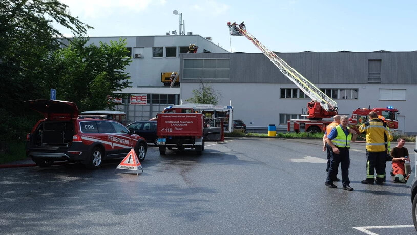 Grossaufgebot: Die Feuerwehr Landquart rückt mit mehreren Fahrzeugen aus.