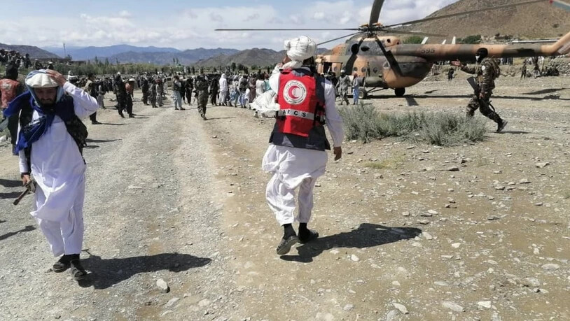 dpatopbilder - HANDOUT - Ein Helfer des Roten Halbmond geht zu einem Hubschrauber. Bei einem heftigen Erdbeben in der afghanisch-pakistanischen Grenzregion sind nach offiziellen Angaben mindestens 280 Menschen ums Leben gekommen. Das meldete die…