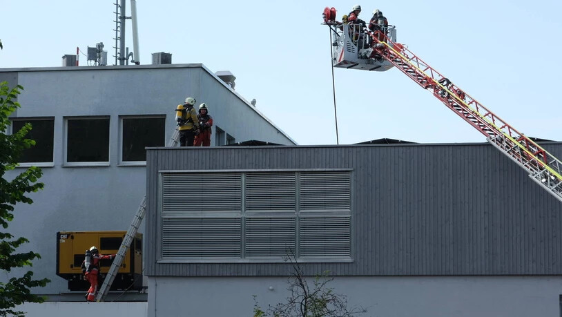 Kran im Einsatz: Die Löscharbeiten werden vom Dach aus gemacht.