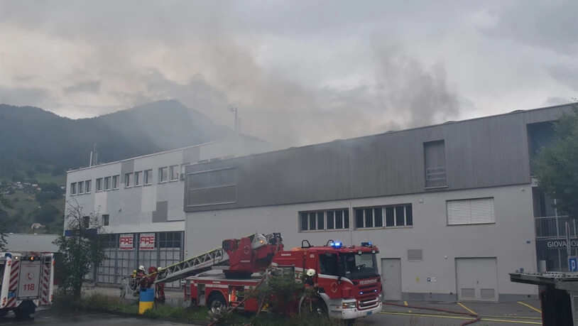 Grossaufgebot: Die Feuerwehr Landquart rückt mit mehreren Fahrzeugen aus.