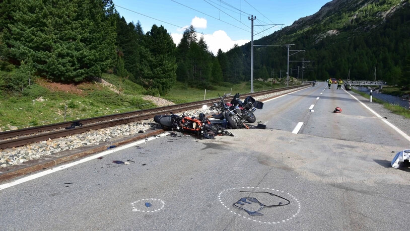 Bei dem schweren Töffunfall unweit des Berninapasses kamen am Samstag drei Menschen ums Leben.