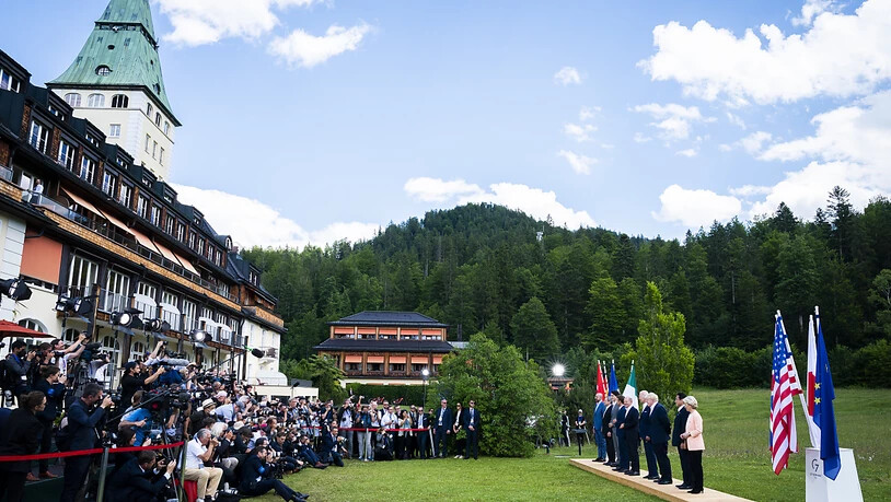 HANDOUT - Die G7-Staats- und Regierungschefs stehen nebeneinander beim Familienfoto während des G7-Gipfels vor dem Schloss Elmau. Foto: Steffen Kugler/Bundesregierung/dpa - ACHTUNG: Nur zur redaktionellen Verwendung im Zusammenhang mit der aktuellen…