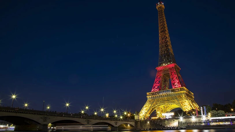 Der Eiffelturm bei Nacht: den Franzosen ist die Shopping-Lust vergangen (Archivbild).