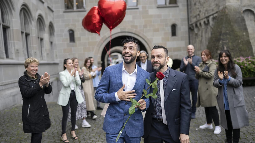 Endlich war es soweit: Ein frischgetrautes Ehepaar am Freitag vor dem Zürcher Amtshaus.