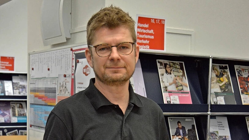 Experte in Sachen Berufslehre: Yves Läubin, Berufs- und Laufbahnberater im Kanton Glarus, erklärt in der «Glarner Nachrichten»-Sommerserie, warum die Berufslehre einen so hohen Stellenwert hat und welche Berufe am beliebtesten sind. 