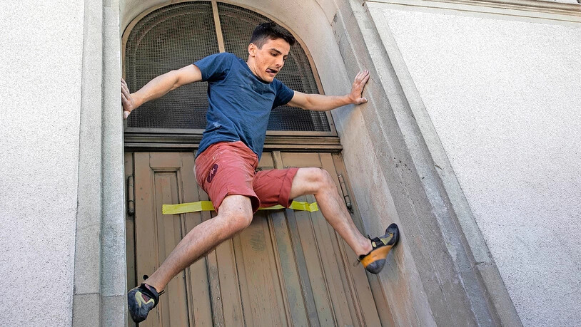 Kraftvoll: Nur mit der Kraft des eigenen Körpers wird sich zwischen Türrahmen festgehalten.