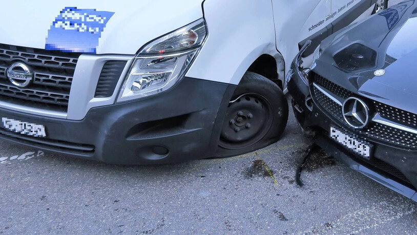 Sachschaden: Der Lieferwagen und das Auto überstanden die Kollision nicht unbeschadet.