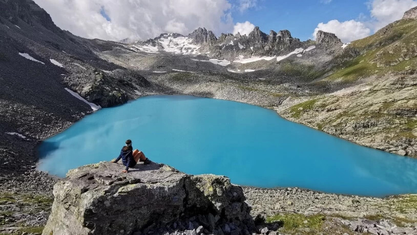 Blau manchmal auch grünlich schimmernd: Der Wildsee liegt im Pizolgebiet auf 2435 Metern über Meer unterhalb der Wildseeluggen.