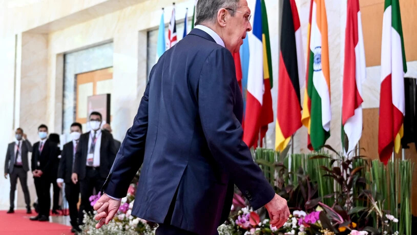 Der russische Außenmister Sergej Lawrow beim G20-Gipfel der Außenministerinnen und -Außenminister in Indonesien. Lawrow hat auf Bali für einen Eklat gesorgt. Er verließ den Gipfel frühzeitig. Anschließend machte er dem Westen schwere Vorwürfe. Foto:…
