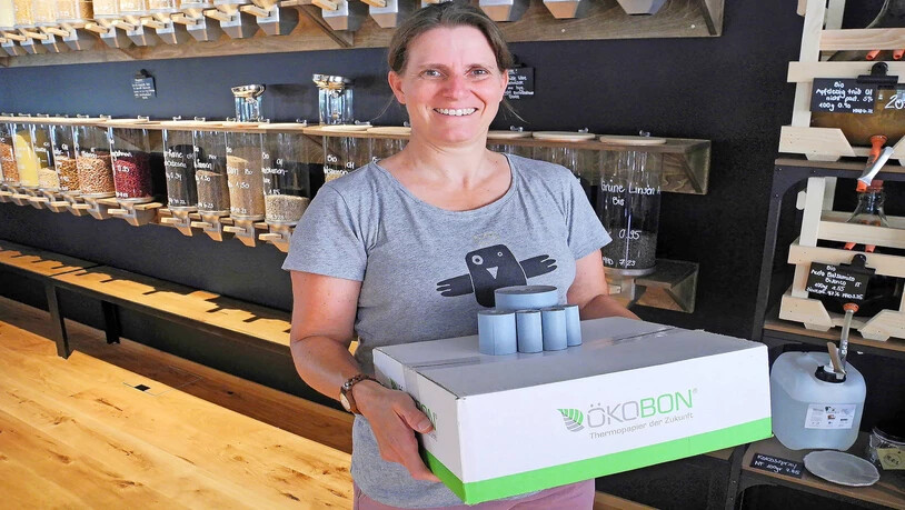 Die ersten Kunden werden beliefert: Sonja Stocksiefen hat in der Abfüllbar in Buttikon ihren ersten Kunden gefunden.