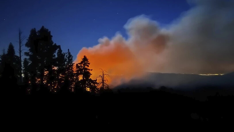 HANDOUT - Auf diesem vom National Park Service veröffentlichten Bild steigt Rauch vom Washburn-Feuer in der Nähe des unteren Teils des Mariposa-Hains im Yosemite-Nationalpark. Foto: Uncredited/National Park Service/AP/dpa - ACHTUNG: Nur zur…