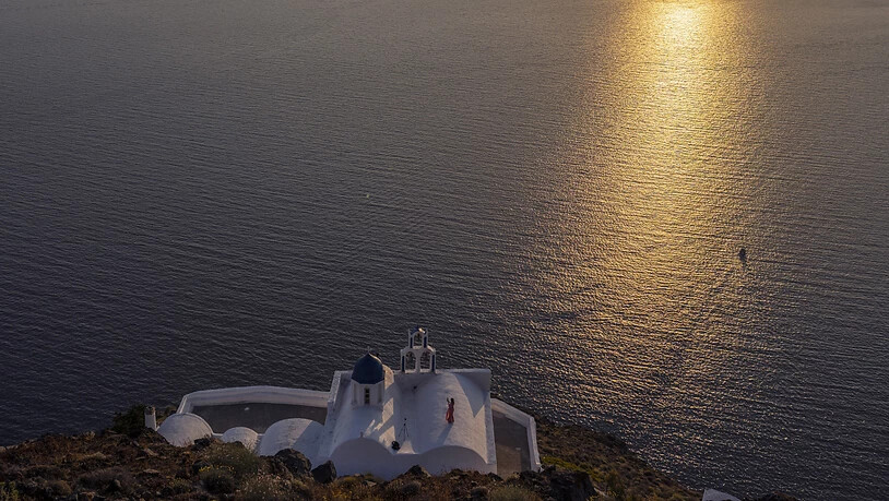 Zwei Touristen werden im Meer vor der griechischen Halbinsel Chalkidiki vermisst. Symbolbild Foto: Petros Giannakouris/AP/dpa
