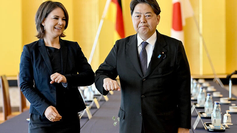 Bundesaußenministerin Annalena Baerbock (Grüne) trifft ihren japanischen Amtskollegen Yoshimasa Hayashi. Foto: Britta Pedersen/dpa