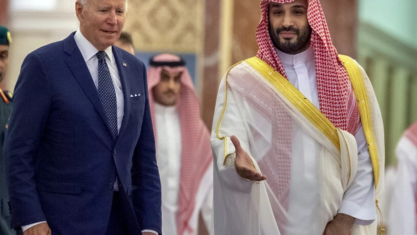 HANDOUT - Auf diesem vom saudischen Königspalast herausgegebenen Foto begrüßt Mohammed bin Salman (r), Kronprinz von Saudi-Arabien, Joe Biden, Präsident der USA, bei seiner Ankunft im Al-Salam-Palast. Foto: Bandar Aljaloud/Saudi Royal Palace/AP/dpa -…