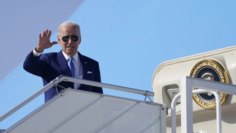 Joe Biden, Präsident der USA, winkt vor seiner Abreise. Biden hat vor den Staatsoberhäuptern mehrerer arabischer Länder die Wichtigkeit offener Gesellschaften und der Meinungsfreiheit hervorgehoben. Foto: Evan Vucci/AP/dpa