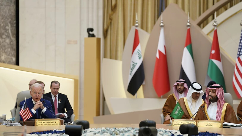 Joe Biden (l), Präsident der USA, und Mohammed bin Salman (r), Kronprinz von Saudi-Arabien, in Dschidda. Foto: Evan Vucci/AP/dpa