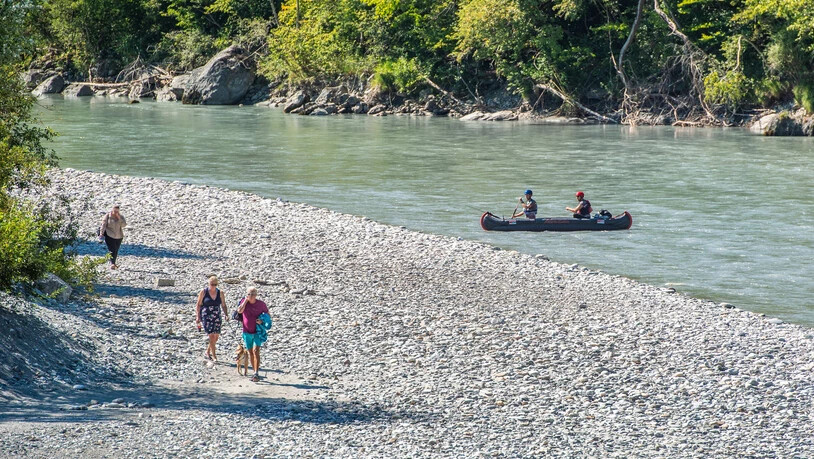 Auf der Suche nach einer Abkühlung: Am Rheinufer in Reichenau zieht es Fussgänger und Kanufahrer ans Wasser.