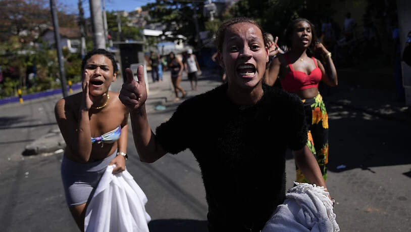 In der Favela Complexo do Alemao protestieren Anwohner gegen einen Polizeieinsatz. Foto: Silvia Izquierdo/AP/dpa