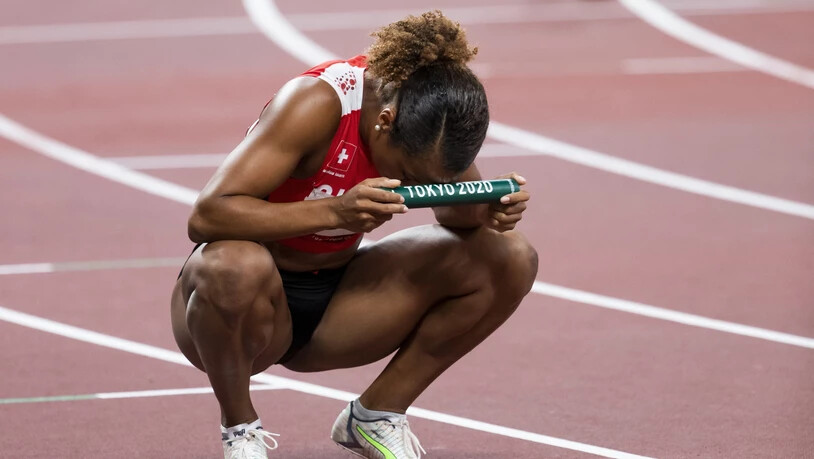 Salomé Kora mit dem Staffelstab der Olympischen Spiele in Tokio. Die Medaille blieb ihr und dem Team verwehrt.