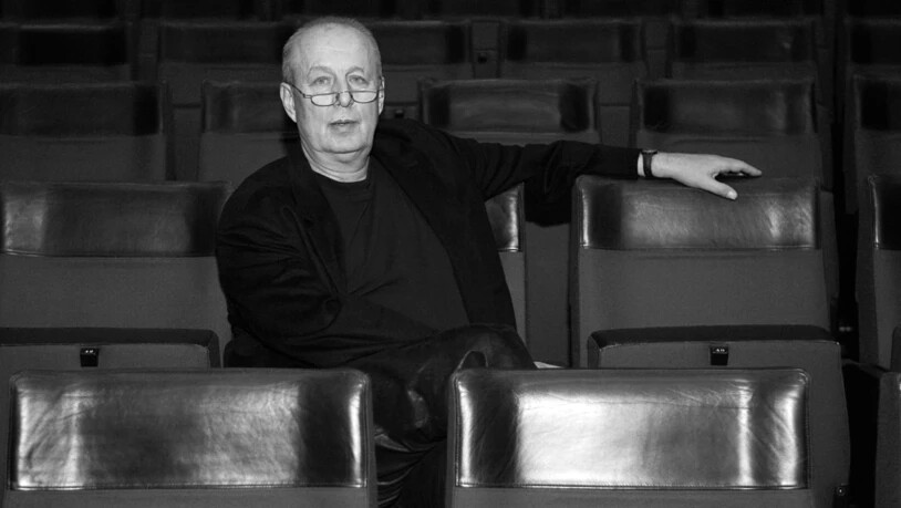 ARCHIV - Stefan Soltesz, damaliger Intendant und Generalmusikdirektor des Aalto Theaters in Essen, sitzt in dem Opernhaus. Foto: David-Wolfgang Ebener/dpa