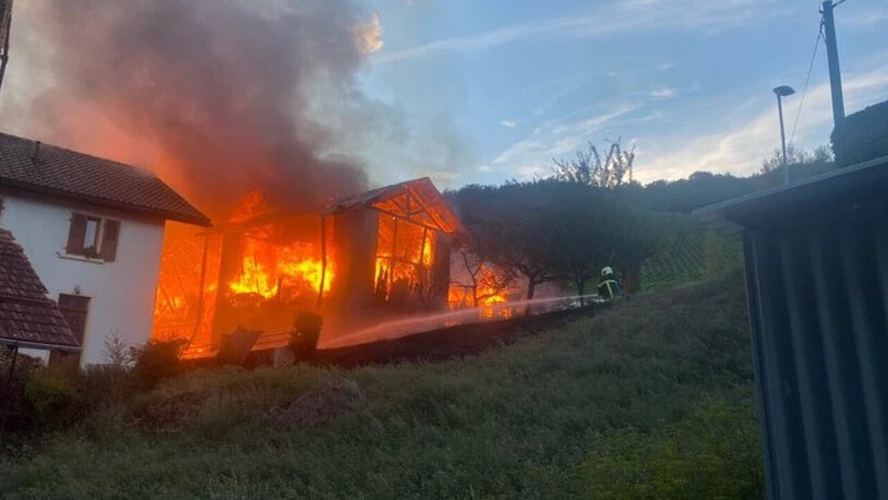 In der Gemeinde Crans-Montana im Kanton Wallis sind am Samstagabend eine Scheune, ein Gartenhaus und ein Wohnhaus in Brand geraten.