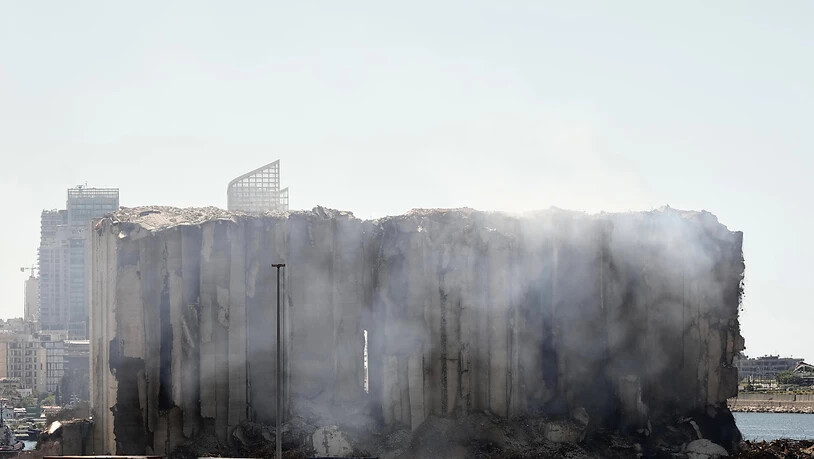 Rauch hüllt die zerstörten Getreidesilos des Beiruter Hafens ein. Foto: Hassan Ammar/AP/dpa