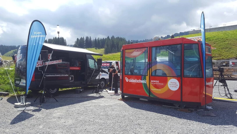 25 Jahre Südostschweiz: Auch der RSO-Studiobus und das Mobile Studio von TV Südostschweiz haben es auf den Flumserberg geschafft.