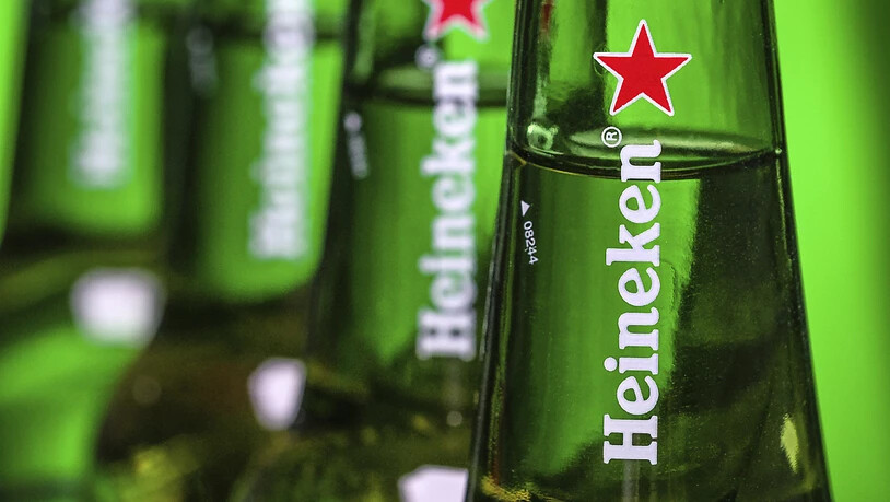 Flaschen des niederländischen Bierherstellers Heineken - der weltweit zweitgrösste Brauereibetrieb. (Archivbild)