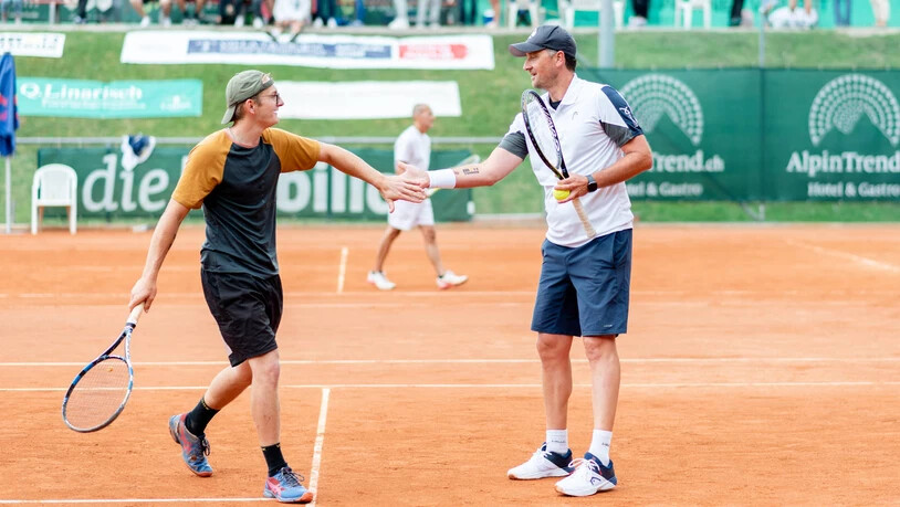 Abklatschen nach Punktgewinn: Die Teams können auf ehemalige Tennisprofis wie Jean-Claude Scherrer (rechts) zählen.