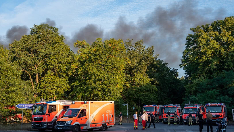 dpatopbilder - Feuerwehrfahrzeuge stehen am Kronprinzessinnenweg in Berlin. Im Berliner Grunewald ist nach einer unbeabsichtigten Explosion auf dem dortigen Sprengplatz am Donnerstagmorgen ein Feuer ausgebrochen und hat den angrenzenden Wald in Brand…