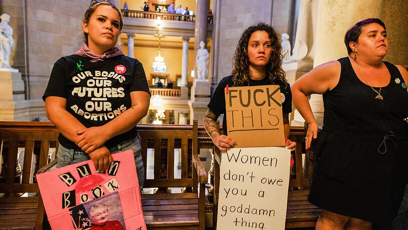Eine Aktivistin für Abtreibungsrechte hält ein Schild mit der Aufschrift «Frauen schulden Ihnen nichts», nachdem das Repräsentantenhaus von Indiana für ein Abtreibungsverbot gestimmt hatte. Das Parlament im US-Staat Indiana hat ein fast vollständiges…