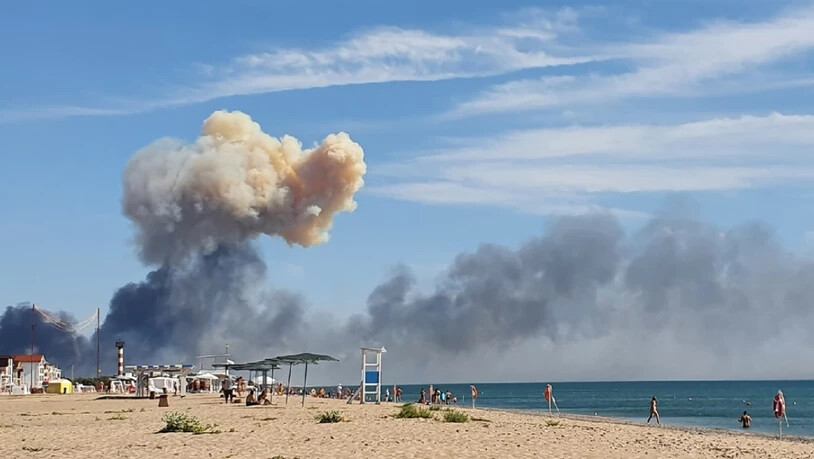 dpatopbilder - Am Strand von Saky steigt Rauch nach einer Explosion auf. Foto: Uncredited/Anonymous/AP/dpa