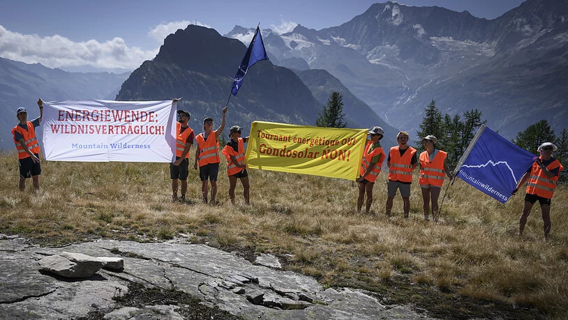 Rund 20 Aktivistinnen und Aktivisten der Naturschutzorganisation Mountain Wilderness Schweiz haben am Samstag in Gondo VS ein Zeichen gegen das Projekt "Gondosolar" und für eine wildnisverträgliche Energiewende protstiert.