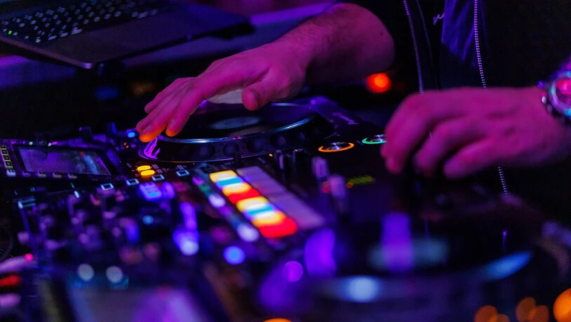 Ein DJ am Mischpult: Bei einer Techno-Party in Spanien ist eine Schweizerin gestorben. (Symbolbild)
