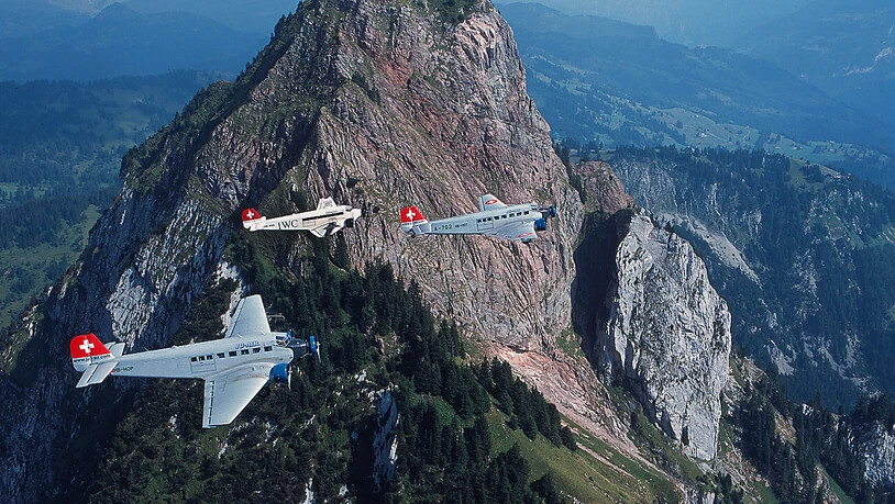 Als noch alle drei Ju-52 in der Luft waren. Nach dem Absturz einer Maschine im Jahr 2018 gelten künftig strengere Vorgaben für Flüge mit historischen Flugzeugen. (Archivbild)