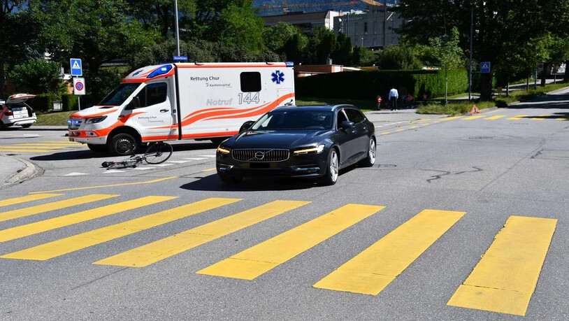 Verletzt: Der Velofahrer musste von der Rettung ins Kantonsspital Graubünden gebracht werden.