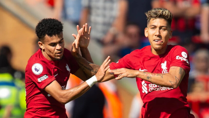 Die beiden Liverpooler Doppeltorschützen Luis Diaz und Roberto Firmino klatschen ab