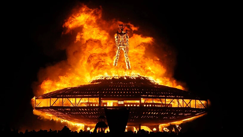 ARCHIV - 31.08.2013, USA, Nevara, Gerlach: Der «Burning Man» brennt am Ende des Festivals in der Wüste Nevadas, der Black Rock Desert. Foto: Andy Barron/The Reno Gazette-Journal/dpa