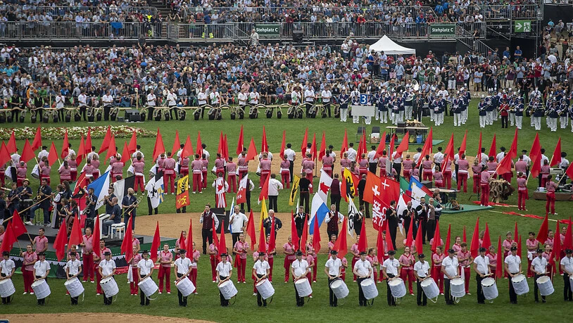 Hunderte von Tambouren und Turnerinnen am Festakt des Eidgenössischen Schwing- und Älplerfests in Pratteln (BL).