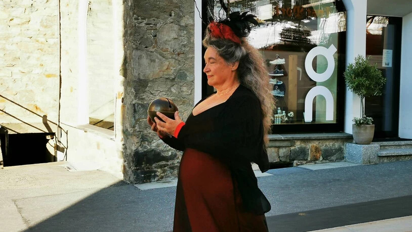 Als Vorbotin des World Ethic Forum sang und klang Kornelia Bruggmann (Schaffhausen) mit ihrer Stimme und ihren Schellen bei der «Viva la Via» durch die Strasse in Pontresina.