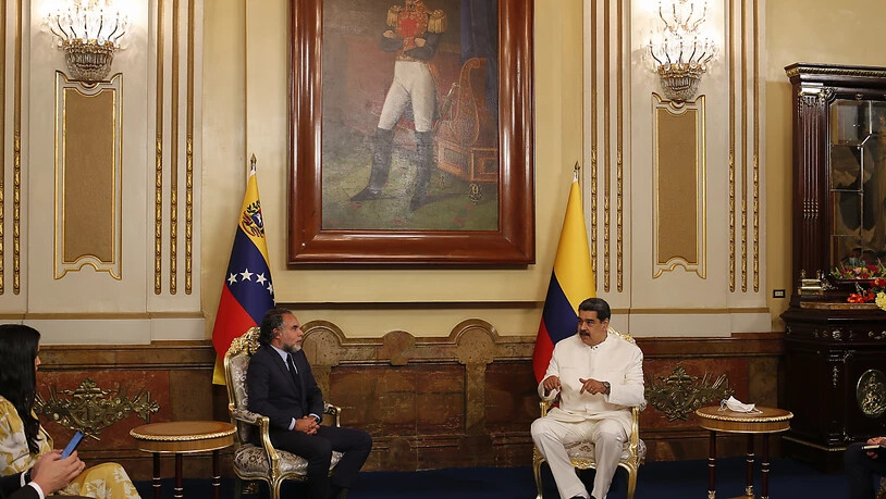 Nicolas Maduro (r), Präsident von Venezuela, trifft sich mit Armando Benedetti, neuer kolumbianischer Botschafter in Venezuela, während einer Zeremonie im Präsidentenpalast Miraflores. Foto: Pedro Rances Mattey/dpa