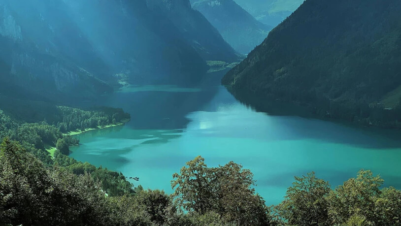 Einwandfrei: Die Badewasserqualität in Glarner Gewässern, wie hier im Klöntalersee, ist von guter bis sehr guter Qualität. Das haben amtliche Messungen ergeben.
