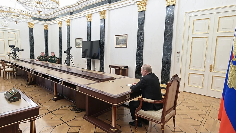 ARCHIV - Das von der staatlichen russischen Nachrichtenagentur Sputnik veröffentlichte Poolbild zeigt Wladimir Putin (r), Präsident von Russland, während eines Treffens mit Sergej Schoigu (2.v.l), Verteidigungsminister von Russland, und Waleri Gerassimow…
