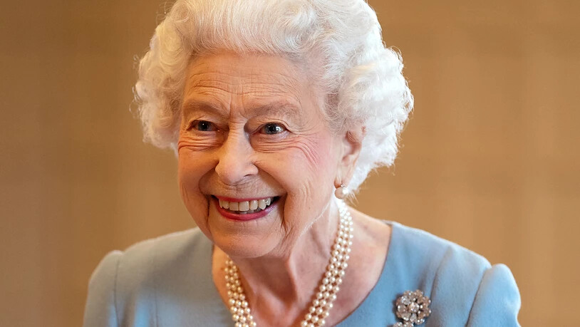 ARCHIV - Königin Elizabeth II. lächelt während eines Empfangs von Bürgerinnen und Bürgern im Ballsaal von Sandringham House, der Residenz der Königin in Norfolk. Foto: Joe Giddens/PA Wire/dpa