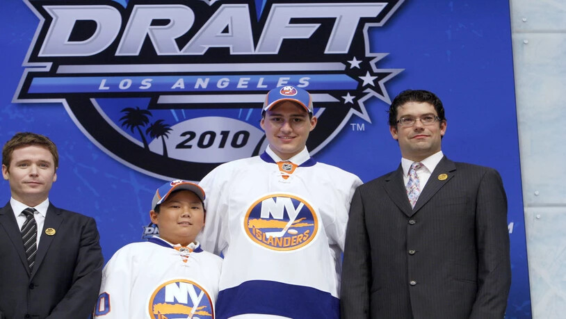 Der Start in die NHL: Nino Niederreiter (Mitte) posiert für die Fotografen, nachdem er von den New York Islanders gedraftet wurde. 