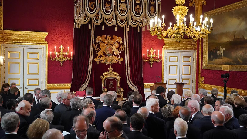 Die Mitglieder des Geheimen Rates versammeln sich im Thronsaal des St. James's Palace in London zur zweiten Phase des Thronfolgekongresses, bei dem König Charles III. offiziell zum Monarchen ernannt wird. Foto: Jonathan Brady/PA Wire/dpa