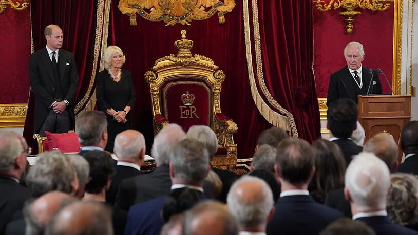 König Charles III. spricht im Beisein seines Sohnes, William, Prinz von Wales und seiner Gemahlin, Königin Camilla während des Thronfolgekongresses im St. James's Palace in London. Am zweiten Tag nach dem Tod von Königin Elizabeth II. wird ihr Sohn,…